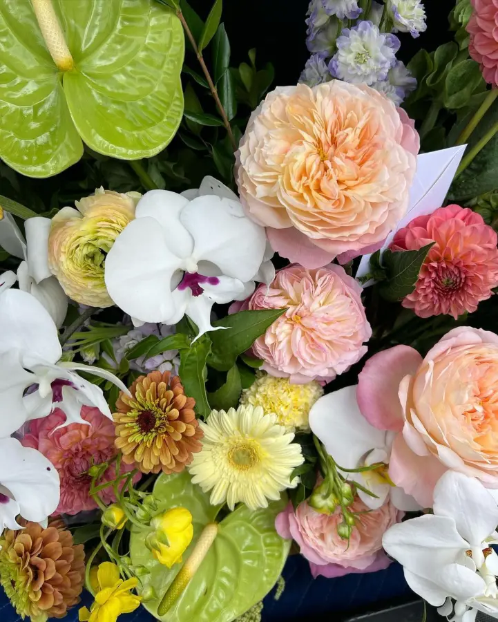 20+ Romantic Flowers That Mean Love